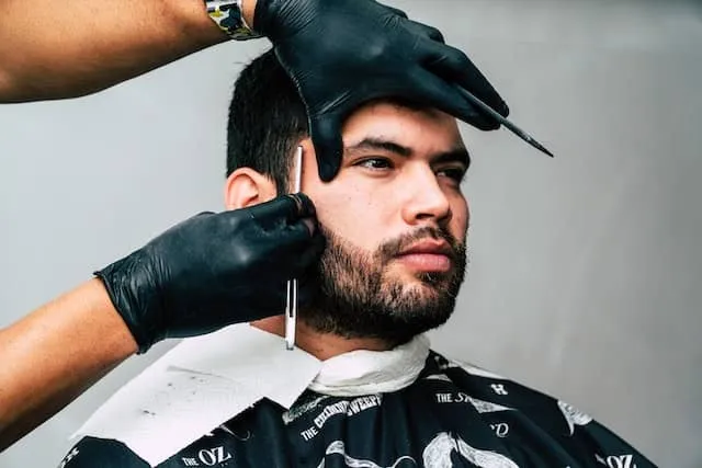 Coupe aux ciseaux et coiffage soigné en salon